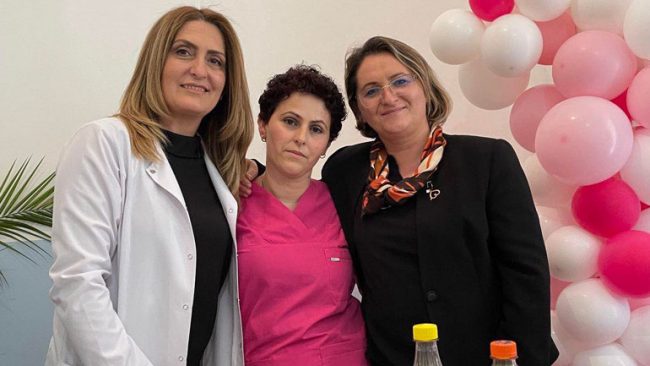 E mposhti kancerin, infermierja nga Vitia kthehet e lumtur në vendin e punës