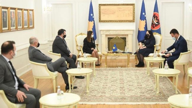 Presidentja Osmani priti në takim avokatët e popullit nga Kosova, Shqipëria dhe Maqedonia e Veriut