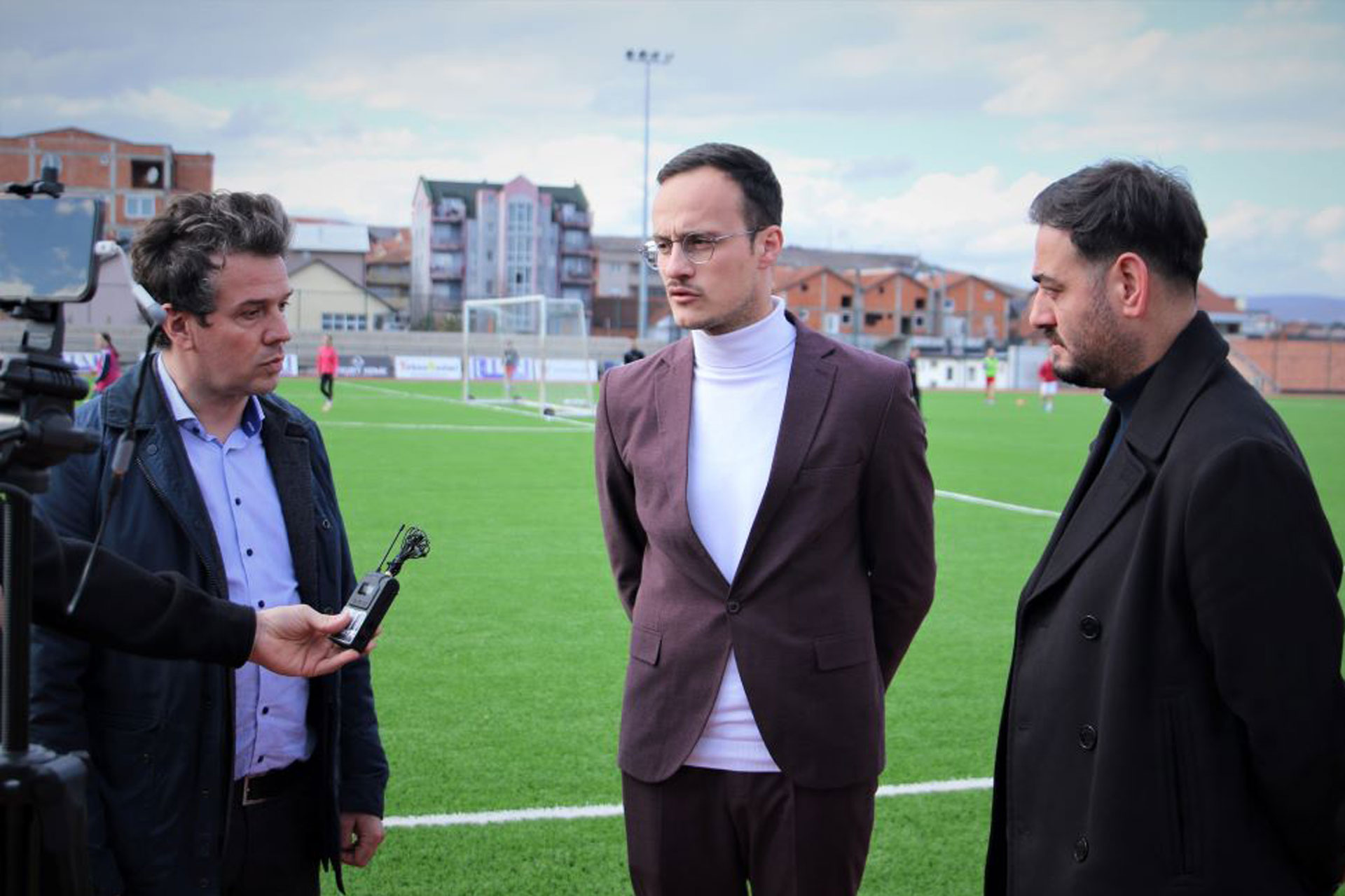Kryetari i Gjilanit, Alban Hyseni, viziton punimet në modifikimin e stadiumit ndihmës, i cili po bëhet gati për zhvillimin e ndeshjeve të Superligës