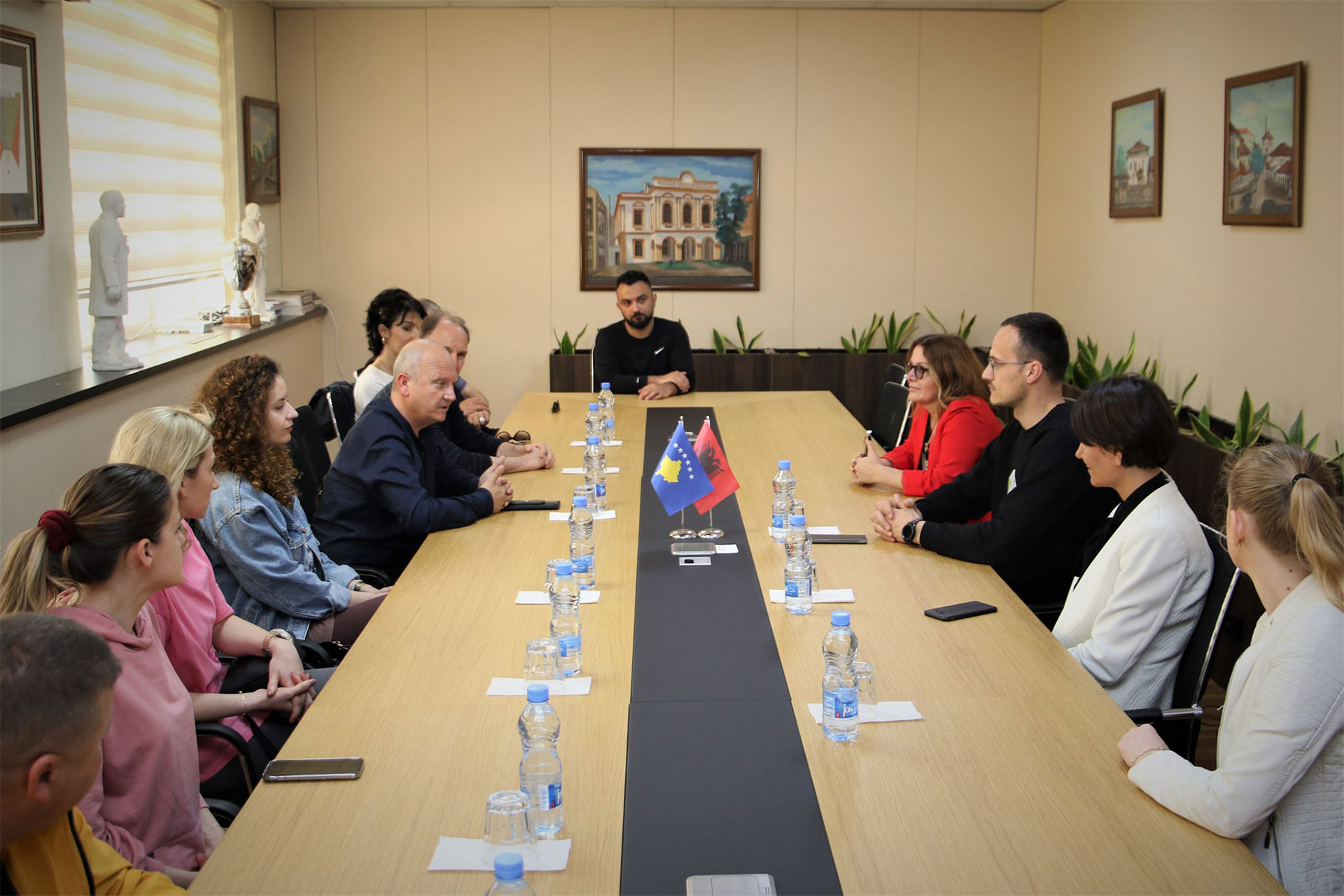 Kryetari Hyseni pret në takim përfaqësues të Ansamblit Kombëtar të Këngëve dhe Valleve Popullore, në prag të koncertit madhështor