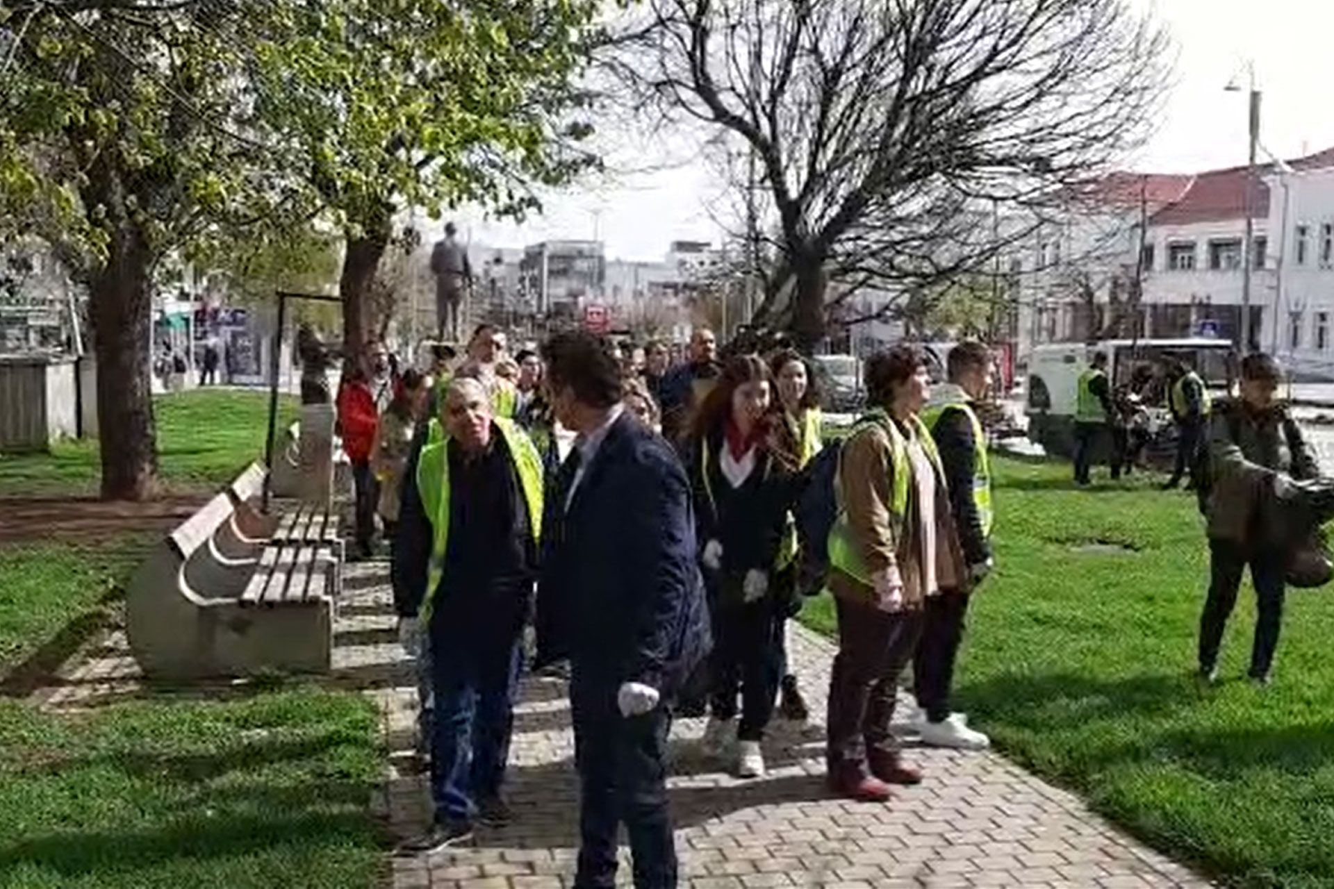 Gjilani nis kampanjën “Green & Clean” – Pastrohet parku i qytetit