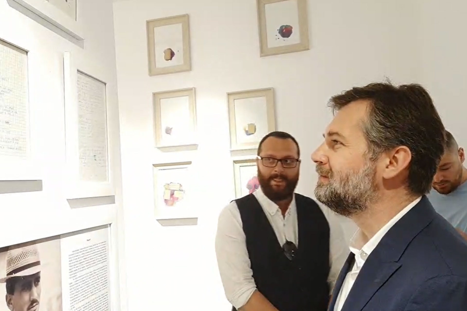 Hyseni e Çeku vizitojnë Ekspozitën me punimet artistike, pikturat e Agim Ramadanit
