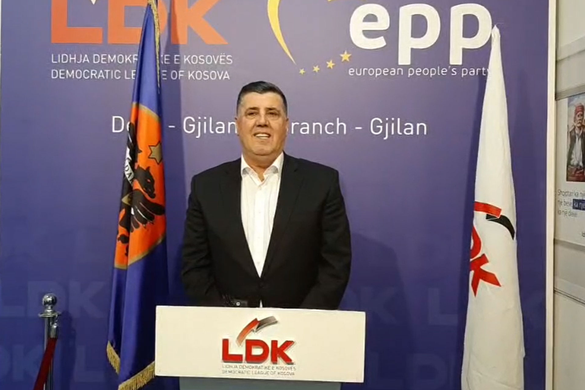 Kryetari i LDK-së, dega në Gjilan, Lutfi Haziri mban konferencë për medie në selinë e LDK-së