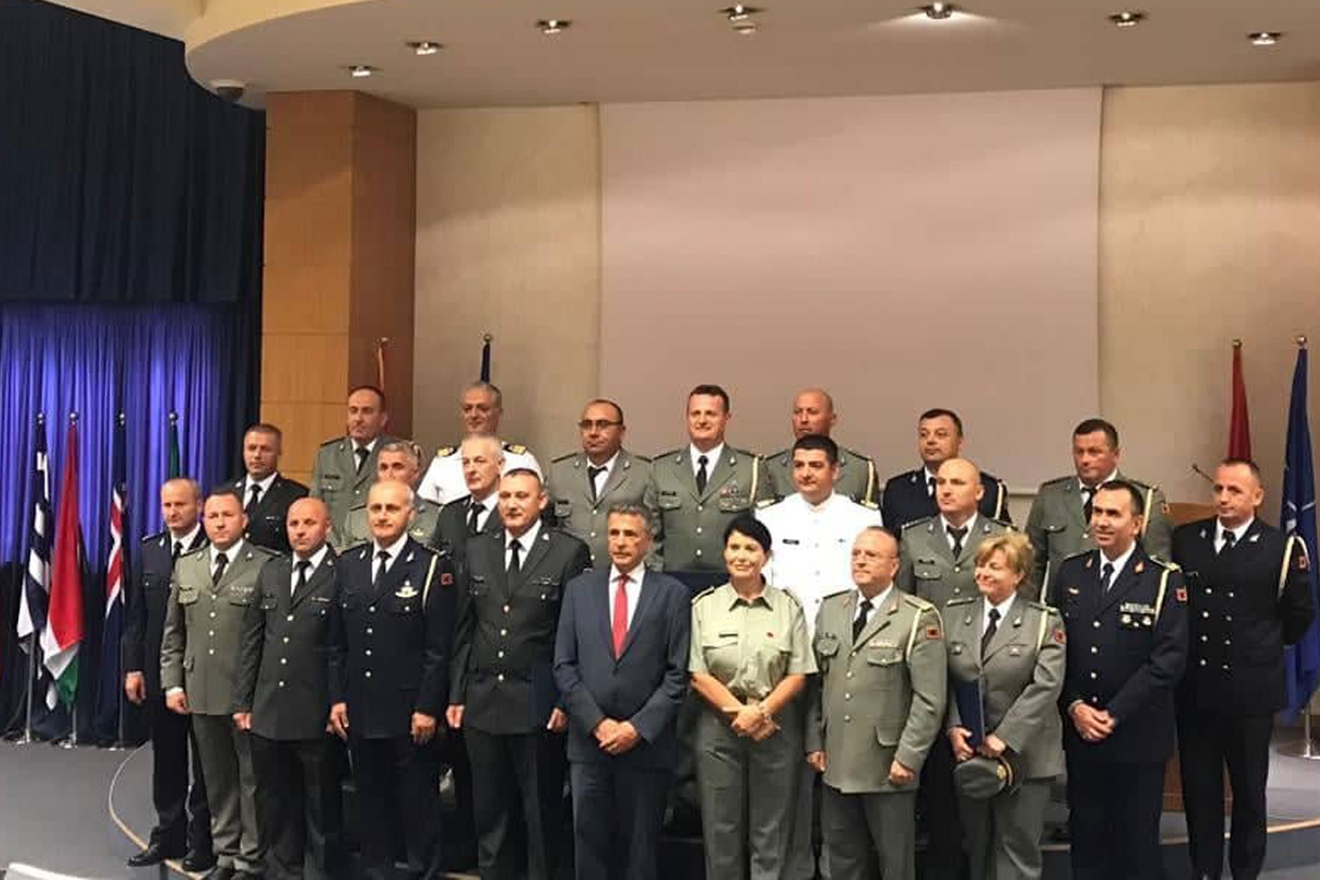 Në Akademinë e Forcave të Armatosura të Republikës së Shqipërisë diplomojnë oficerët e Kursit të Lartë të Oficerit
