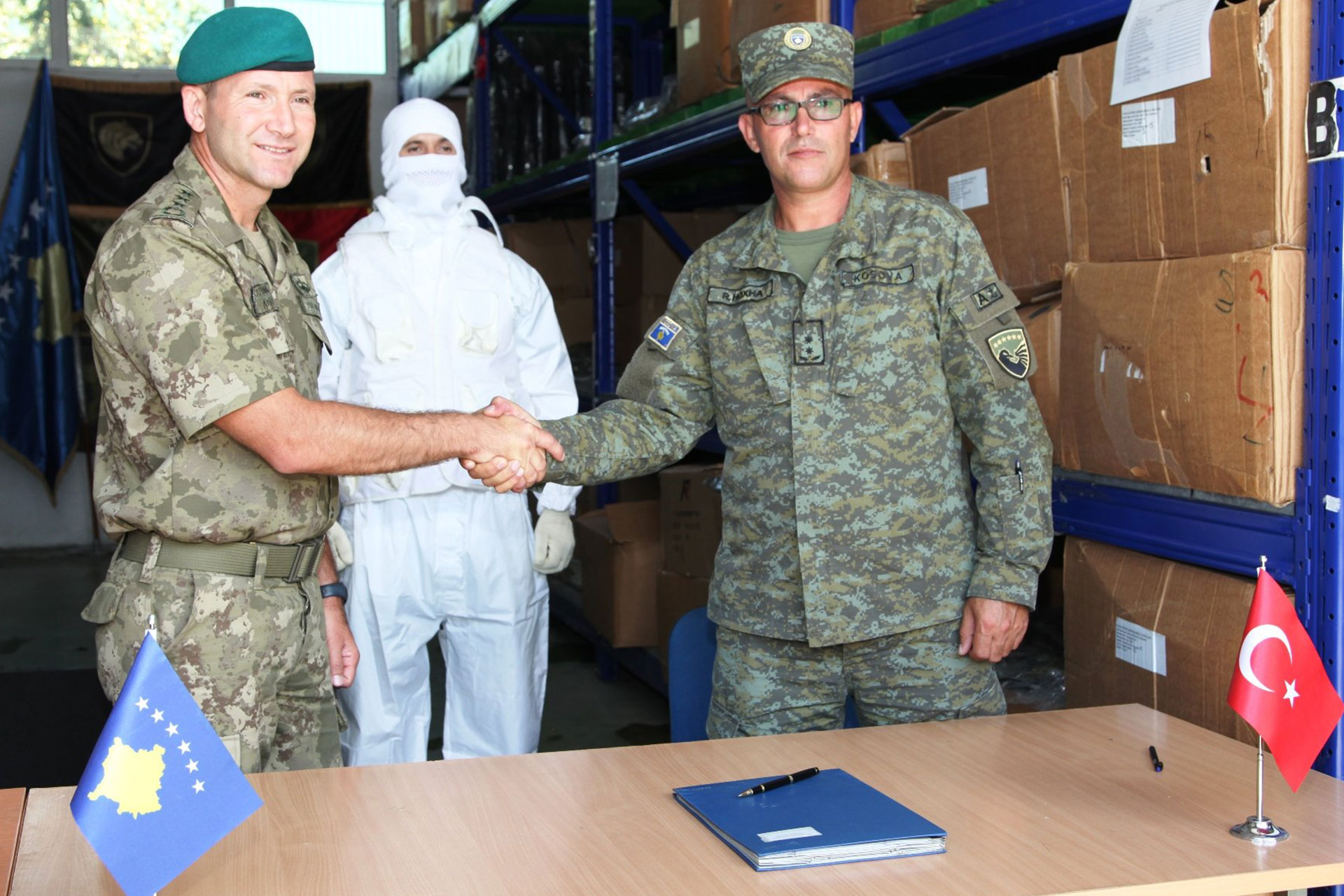 Ministria Turke e Mbrojtjes dhuroi një kontingjent të uniformës ushtarake të kamuflimit në borë për FSK-në