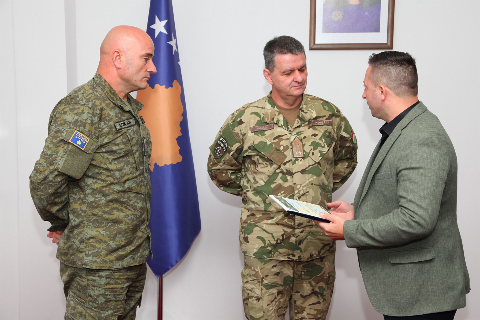 Ministri Mehaj dhe Gjeneral Cikaqi pritën në takim lamtumirës komandantin e KFOR-it, Gjeneral Kajarin