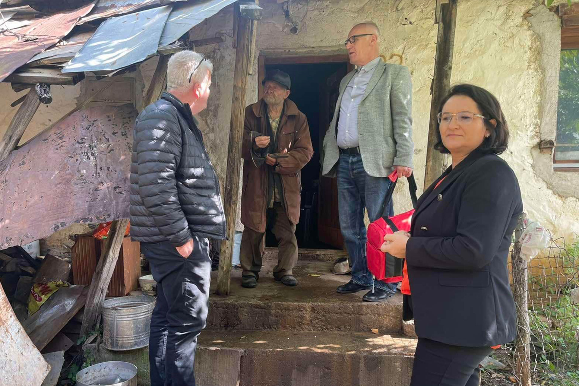 Ekipi mjekësor i QKMF-së në Viti viziton qytetarin kroat që jeton në fshatin Vërnez