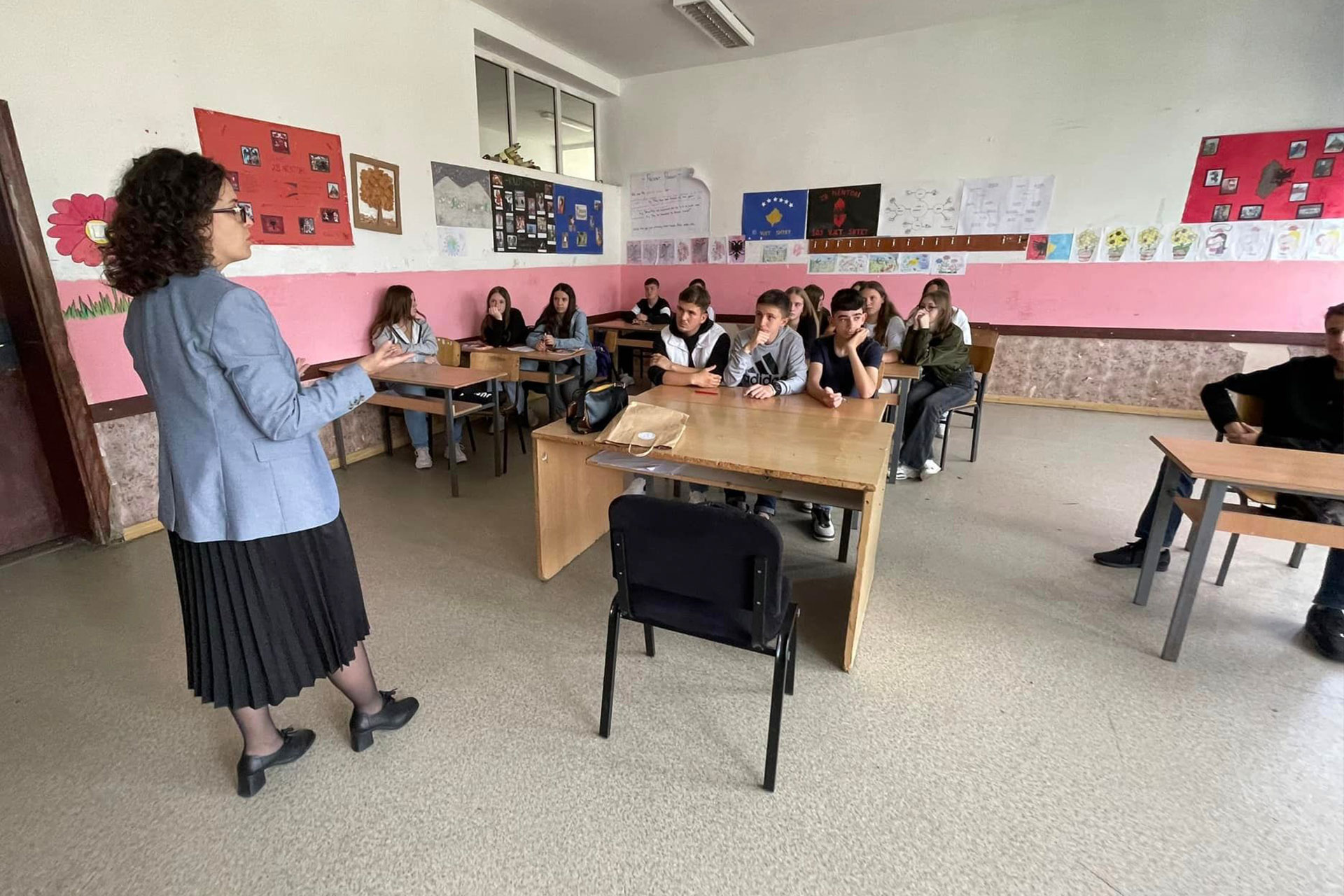Aktivitetet e Qendrës së Karrierës vazhduar me vizitat nëpër shkolla në Velekincë, Cërnicë dhe Livoç i Ulët