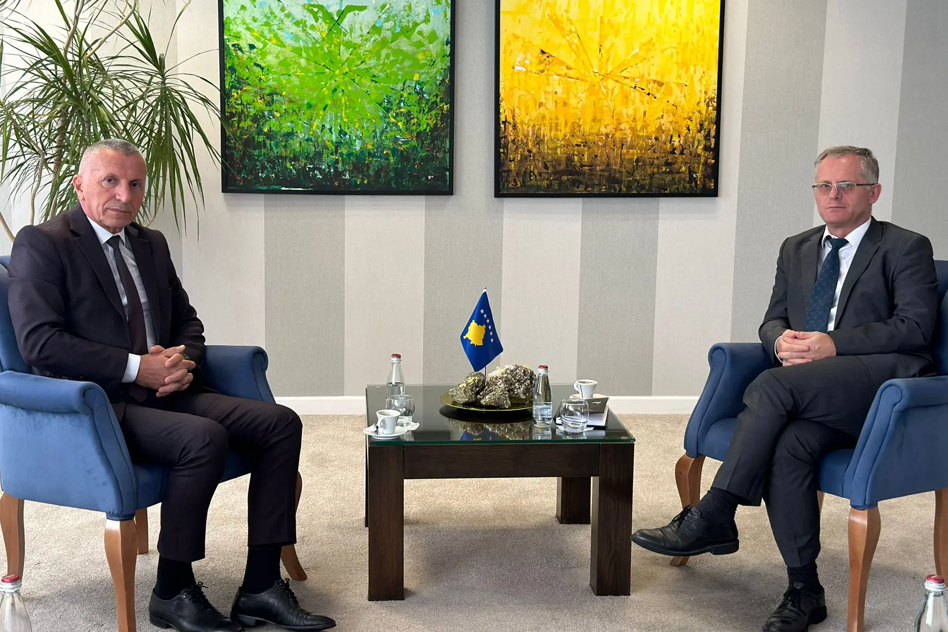Zëvendëskryeministri Bislimi priti në takim deputetin Kamberi