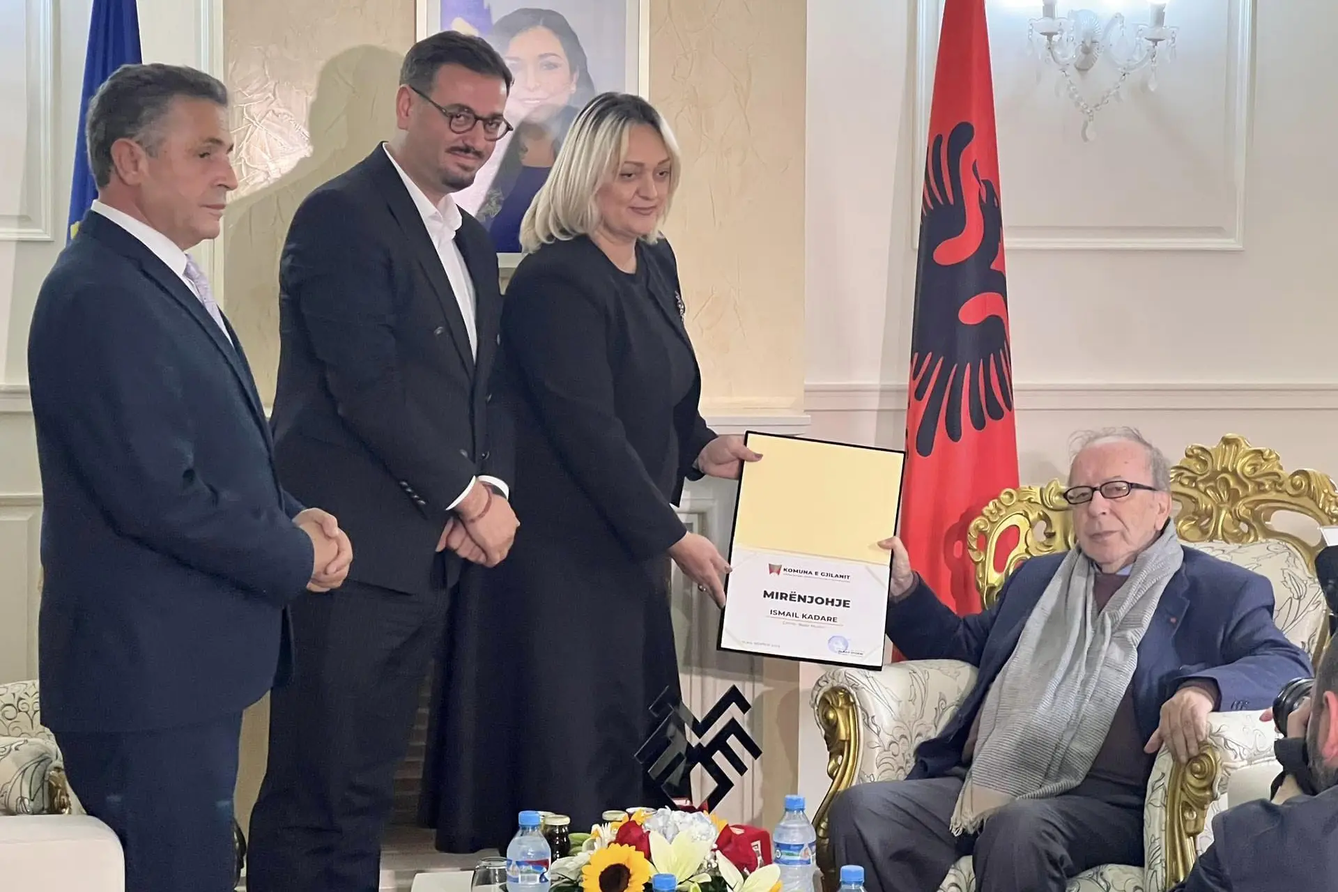 Nënkryetarja Morina – Bunjaku i dorëzon çmimin letrar “Beqir Musliu” shkrimtarit të madh shqiptar, Ismail Kadare