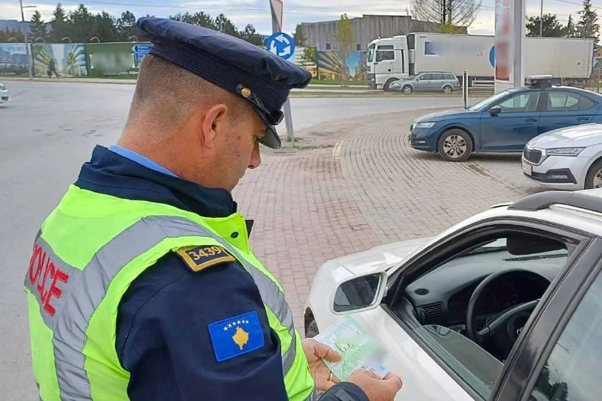 Identifikohet kundërvajtësi i cili bënë tejkalim të kolonës, i merret leja