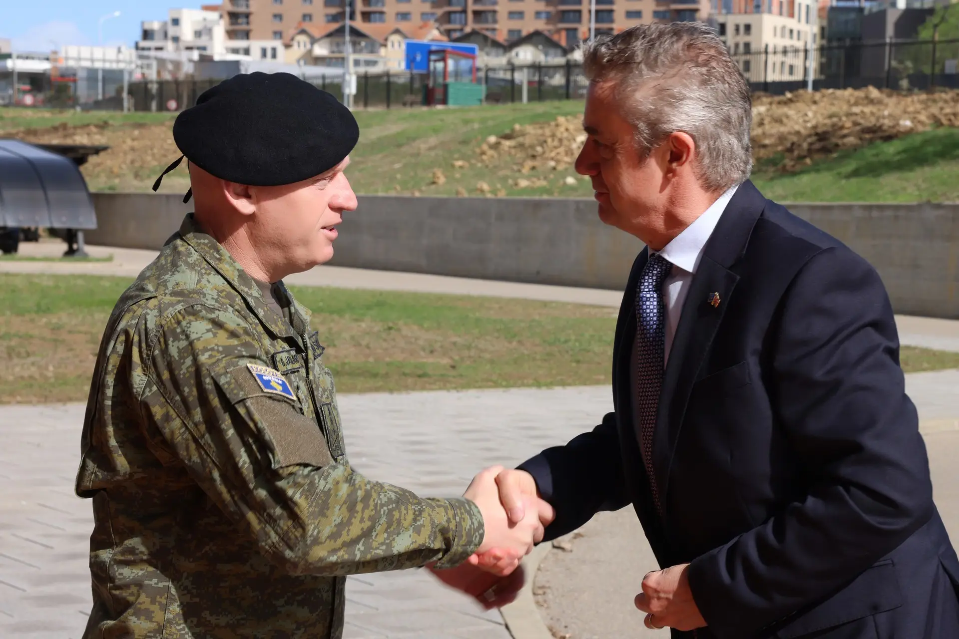 Gjenerallejtënant Jashari priti në takim ambasadorin Hargreaves