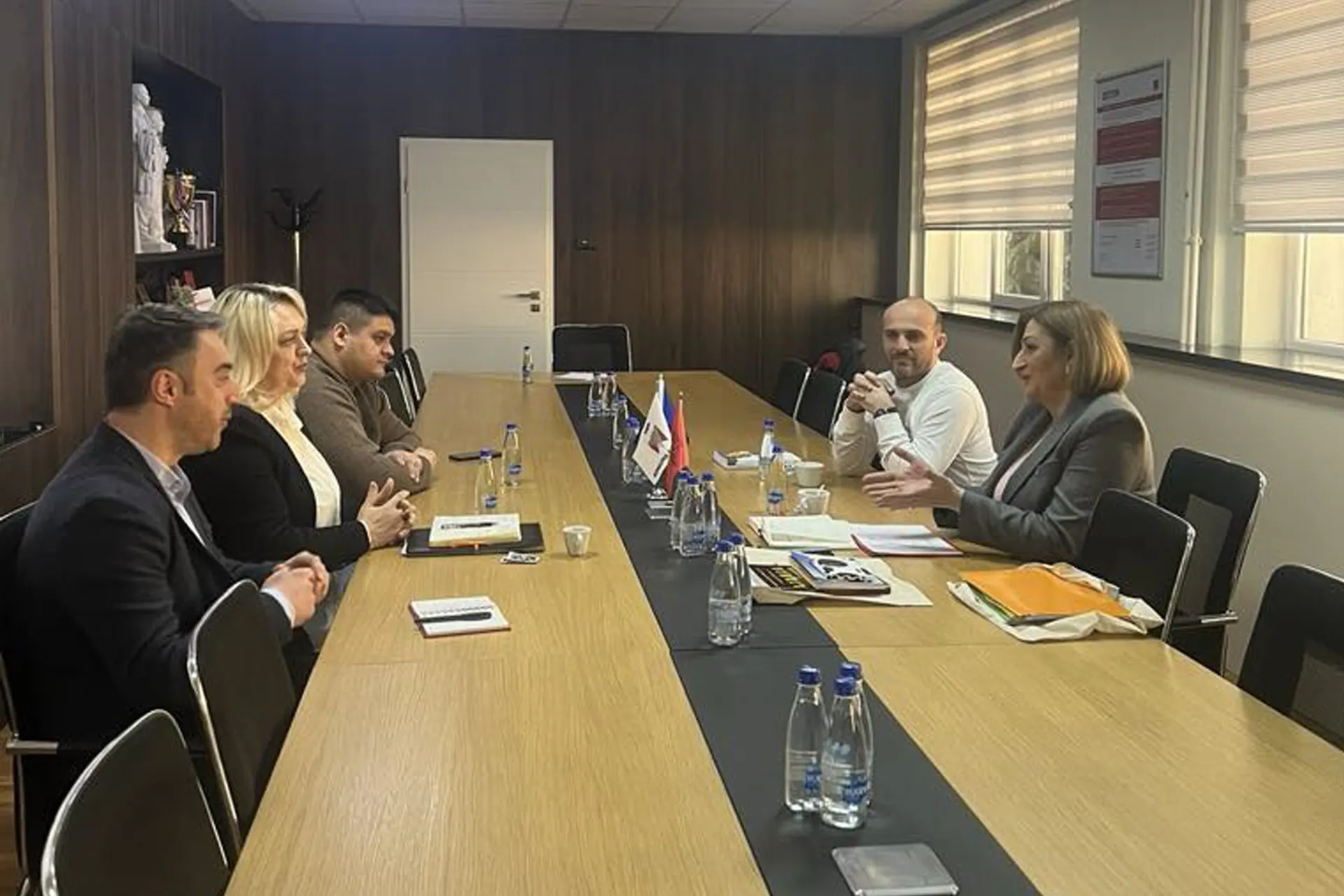 Ligji për Gjuhët, diskutohet mes zyrtarëve të Komunës së Gjilanit me ata të OJQ-së Feminae