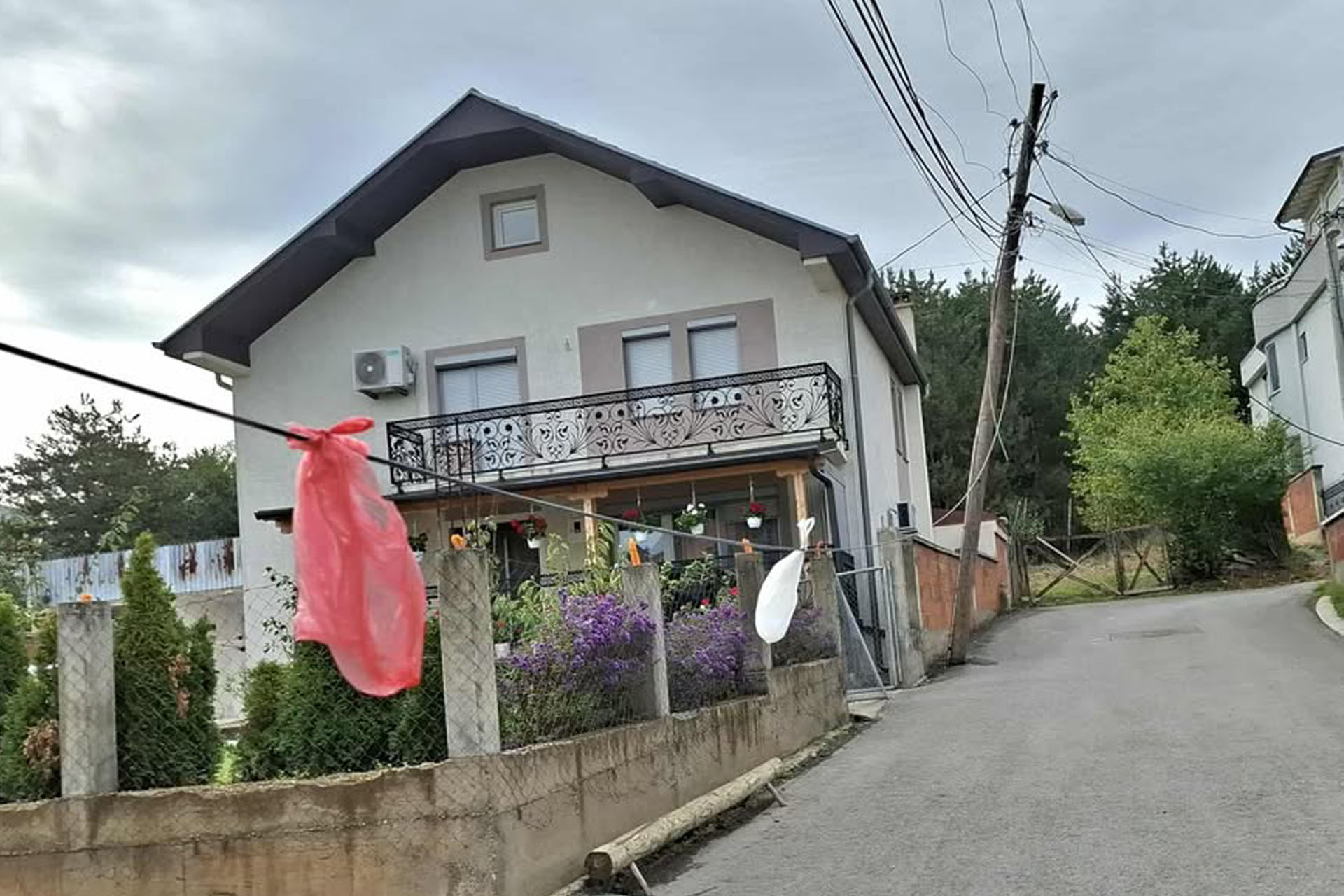 Cilat premtime do ta rregullojnë këtë shtyllë elektrike, për ta evituar rrezikun për qytetarë?!
