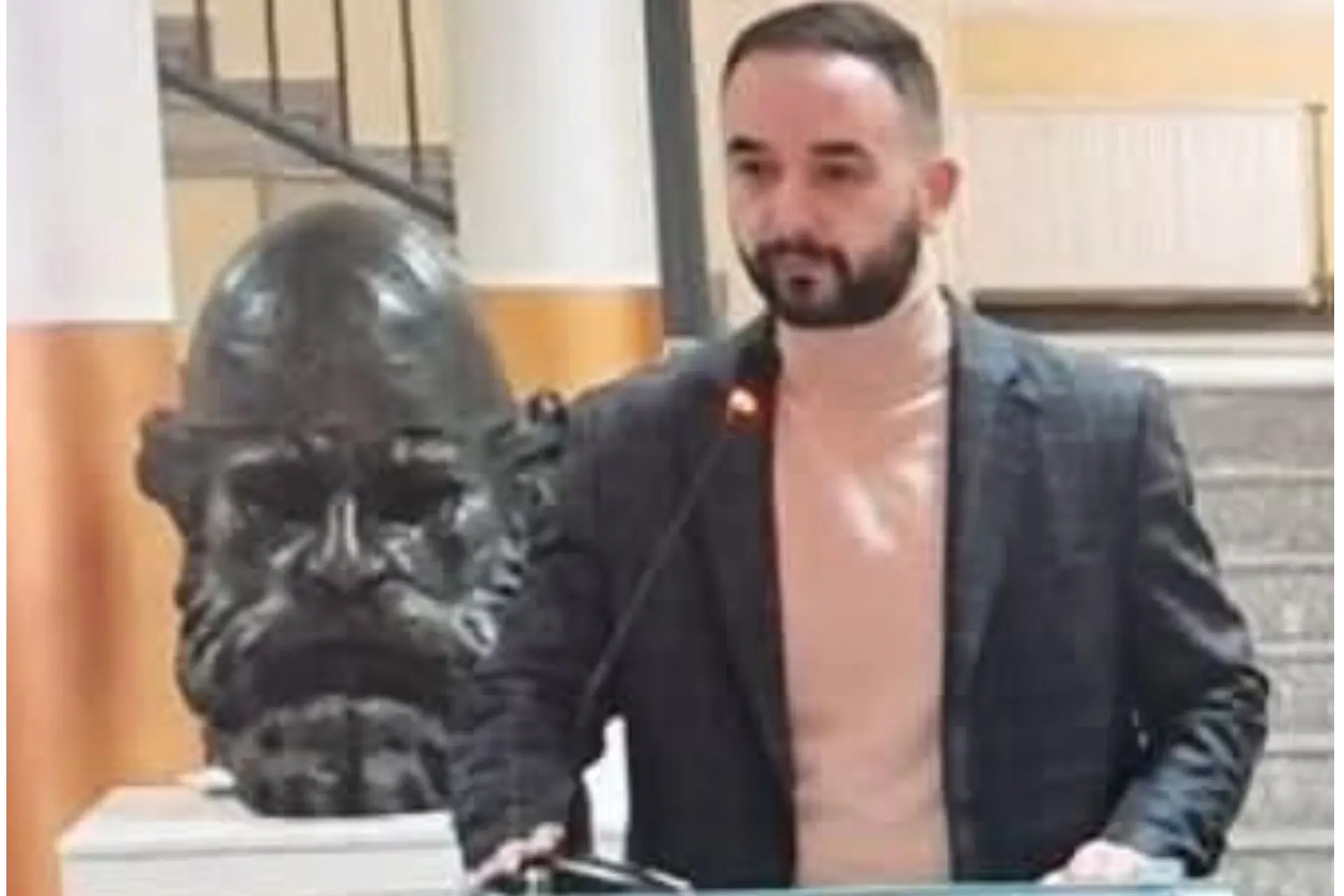 Reagon Burhan Isufi i PDK-së, mungojnë kushtet elementare për një seancë normale