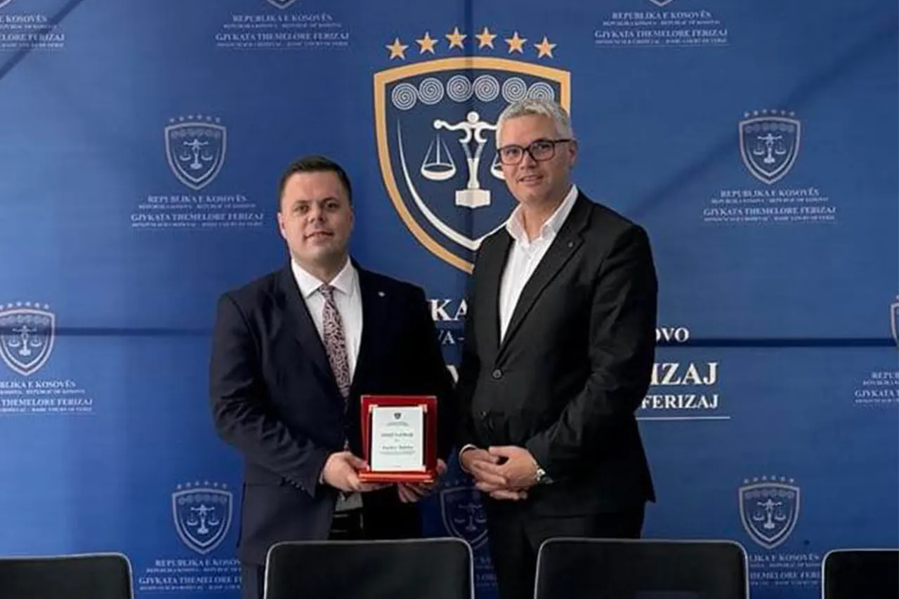 Gjyqtari Dardan Maloku nderohet me mirënjohje nga Kryetari i Gjykatës Themelore në Ferizaj