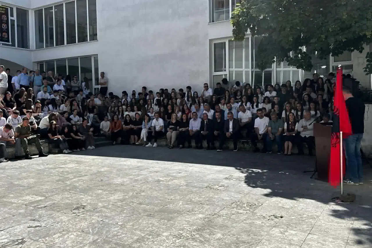 U mbajt aktivitet përkujtimor për Ditën e Çlirimit me nxënësit e shkollave të Kamenicës