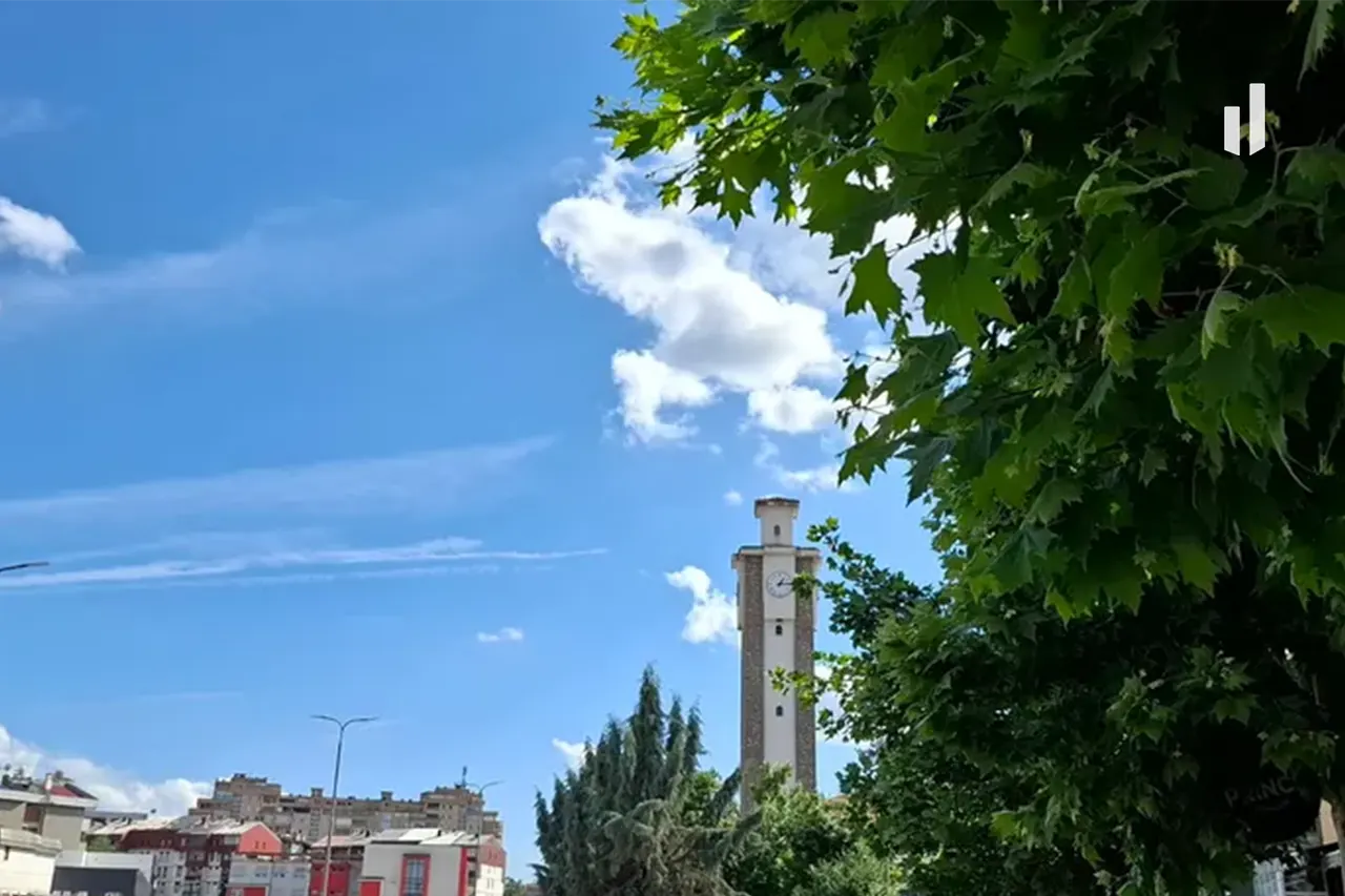Mot me diell dhe vranësira të pakta deri mesatare