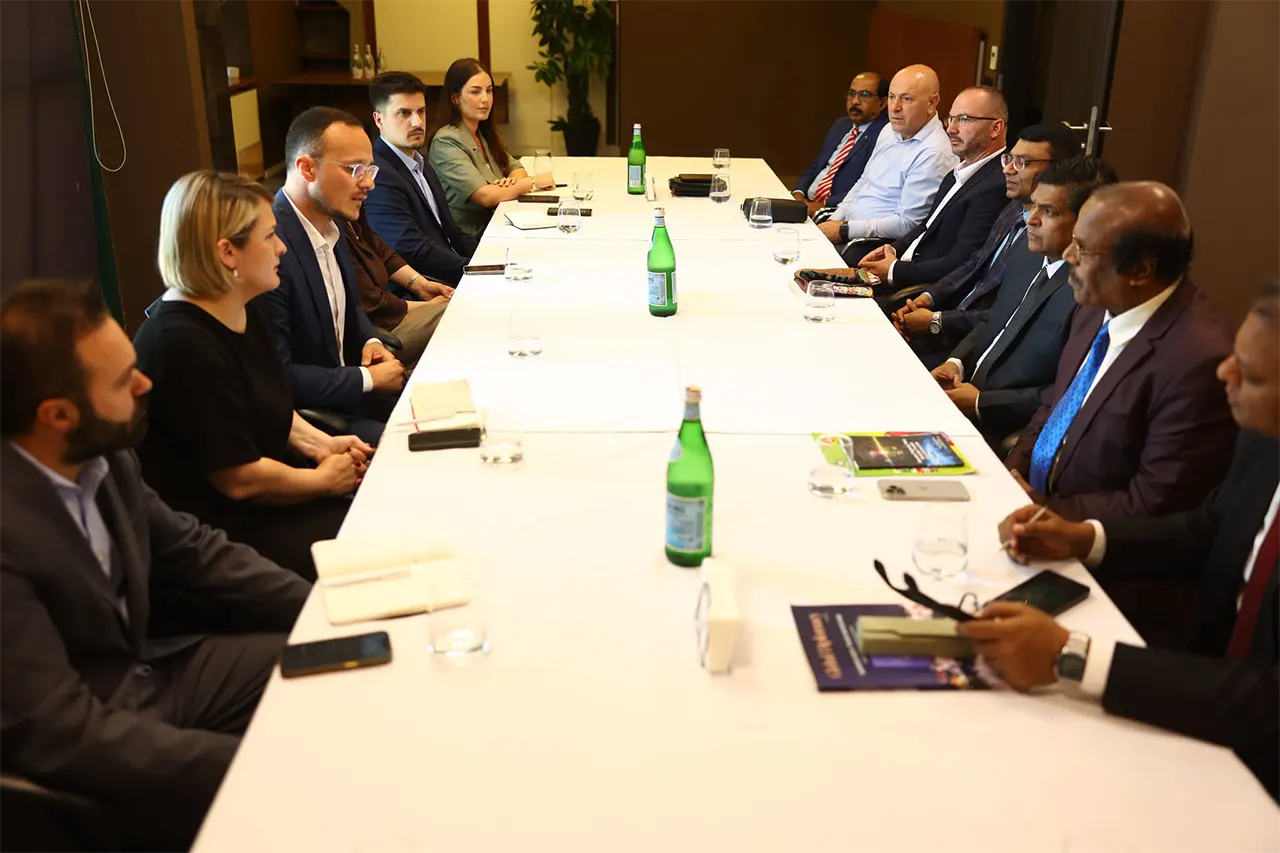 Një delegacion biznesesh nga India, takojnë kryetarin dhe bizneset e Gjilanit
