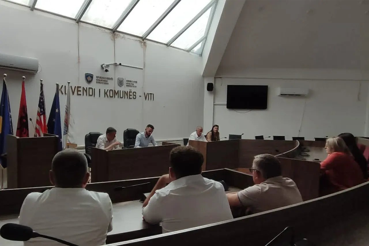 U mbajt debati publik për Kornizën Afatmesme Buxhetore 2027–2029 të komunës së Vitisë