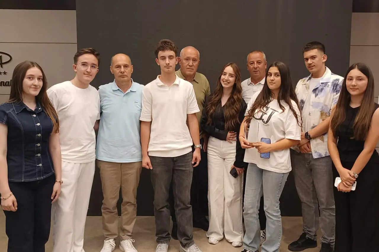 Gjimnazistët gjilanas prezantojnë dy zgjidhje digjitale, platformën “Syri kibernetik” dhe “Sistemi i automatizuar i ziles së shkollës”