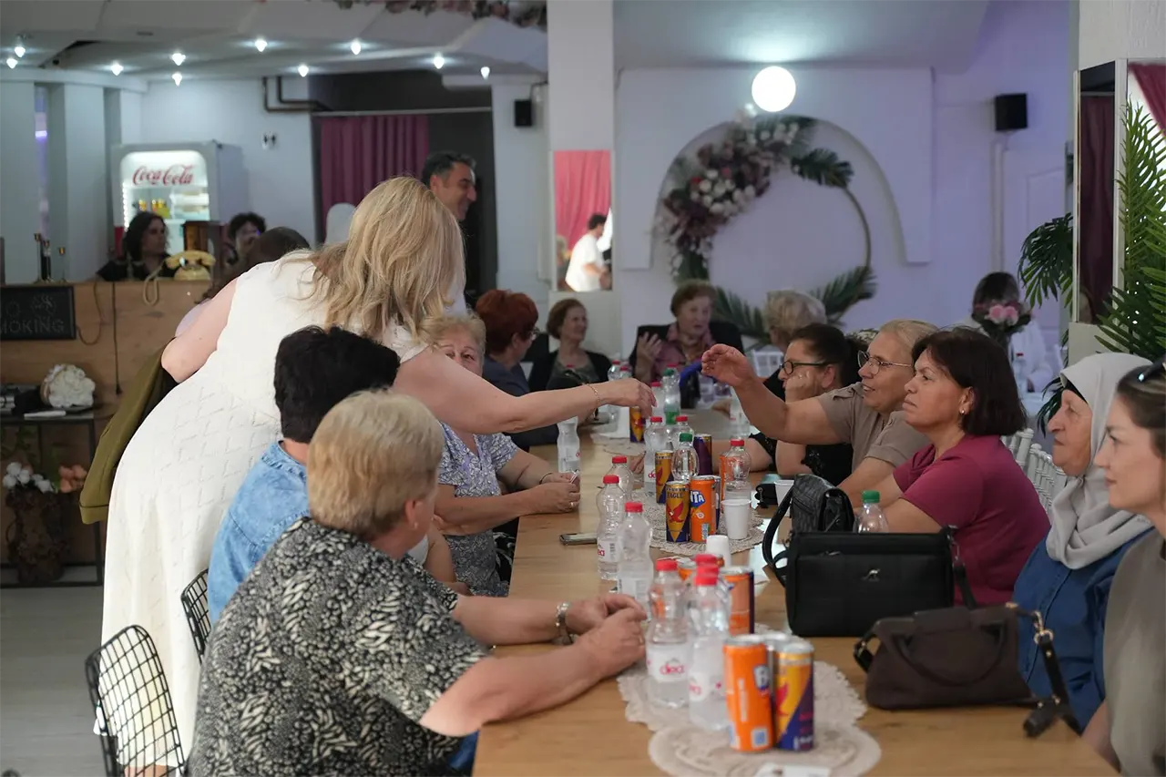 Vetëvendosje: Gratë për Shtet për Krejt