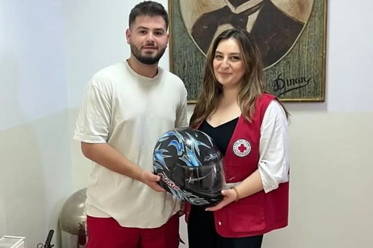 Uruqi dhuron një helmet motoristi për Kryqin e Kuq, do të përdoret gjatë demonstrimeve dhe trajnimeve të ndihmës së parë