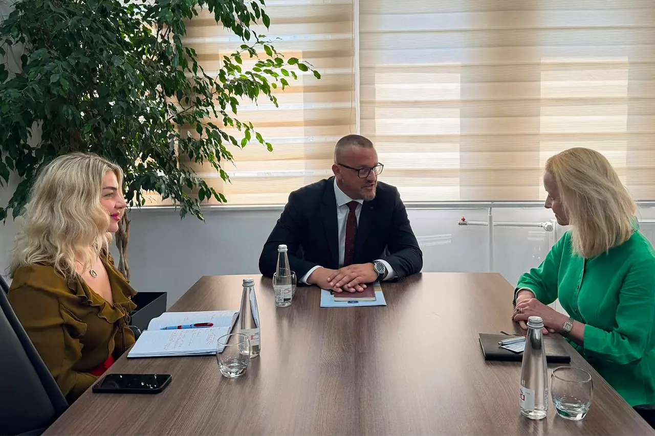 Kryesuesi Thaqi priti në takim Shefen e Sektorit për Sundimin e Ligjit në Ambasadën Britanike në Prishtinë
