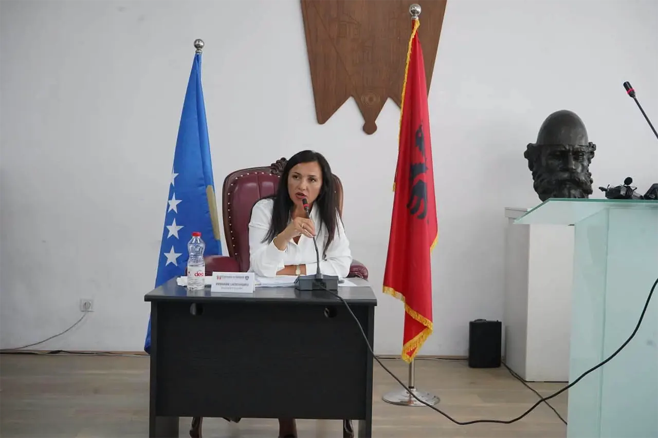 Për ecurinë e seancës së sotme deklarohet kryesuesja e Kuvendit Komunal të Gjilanit  Krenare Latifi Kqiku
