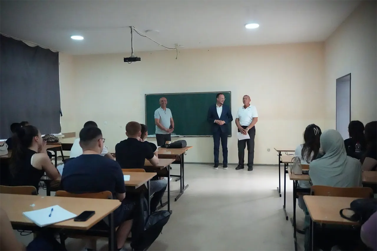 Rreth 200 maturantë po marrin pjesë  në kurse falas për Testin e Maturës
