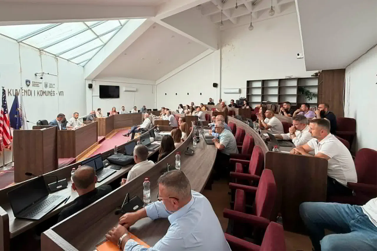 Kuvendi Komunal i Vitisë mbajti seancën e ndërprerë, pas tërheqjes së pikave për shfrytëzimin e pronës komunale