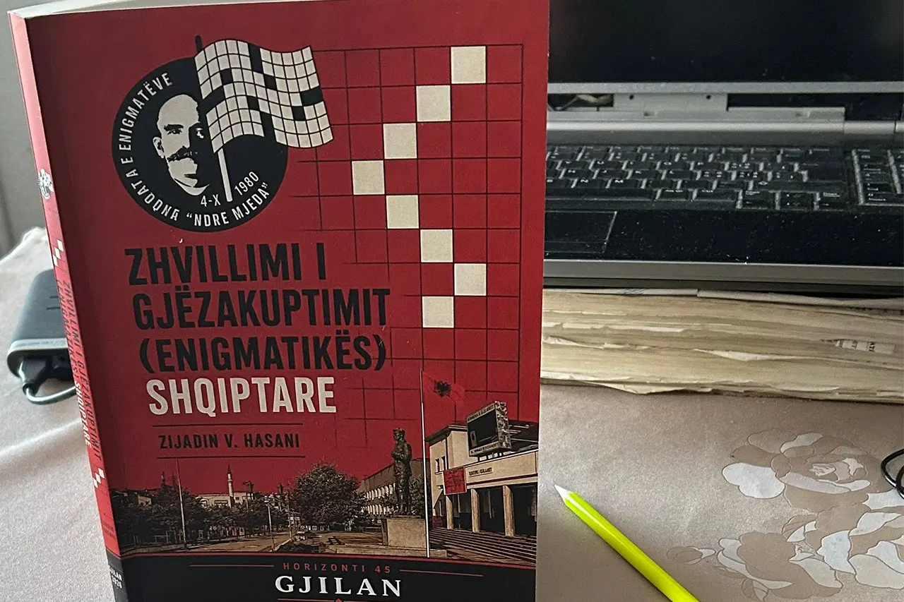 Doli nga shtypi Monografia “Zhvillimi i gjëakupimit (enigmatikës) shqiptare (1980–2026)”) me autor Zijadin v. Hasani