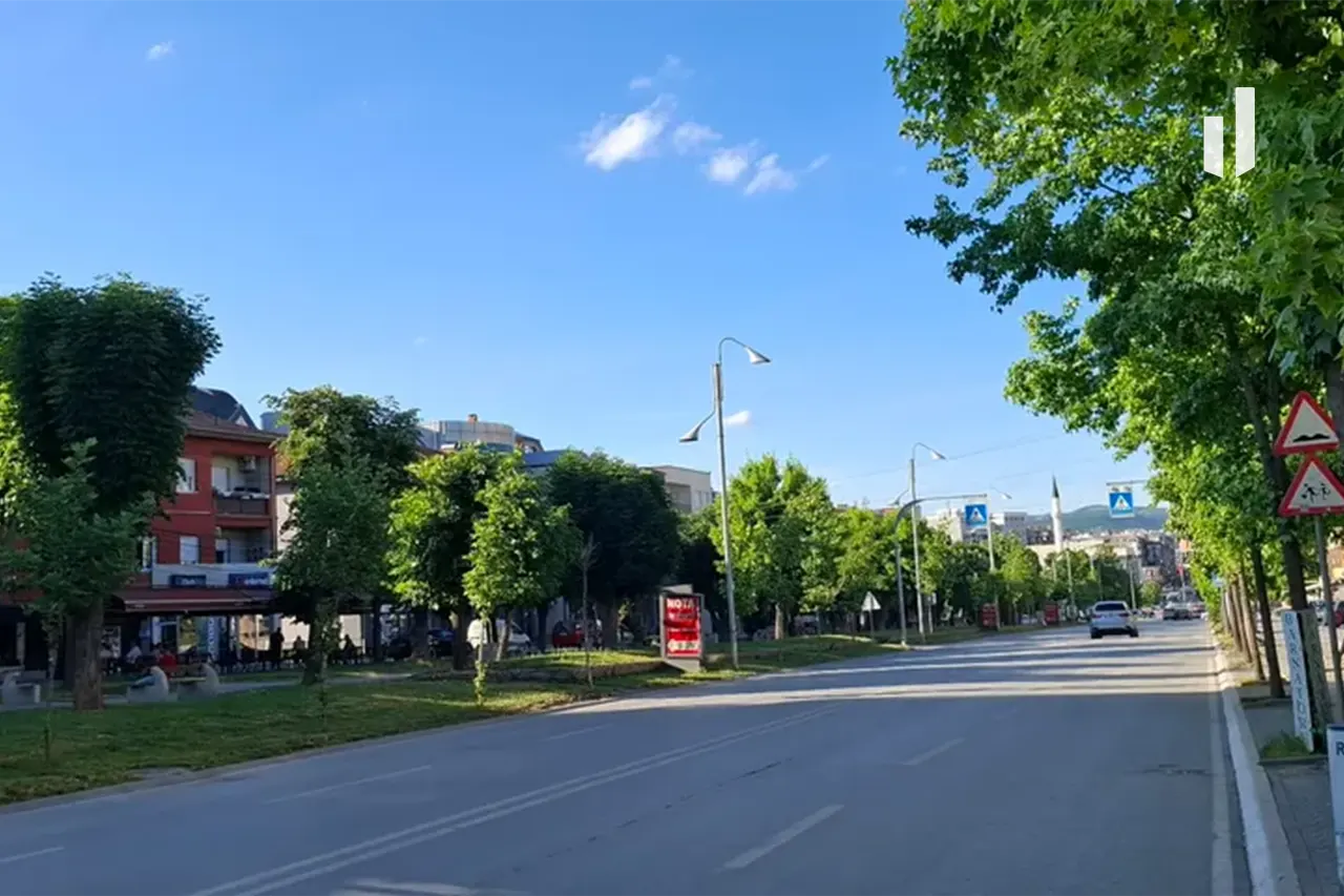 Moti me diell dhe me vranësira të pakta