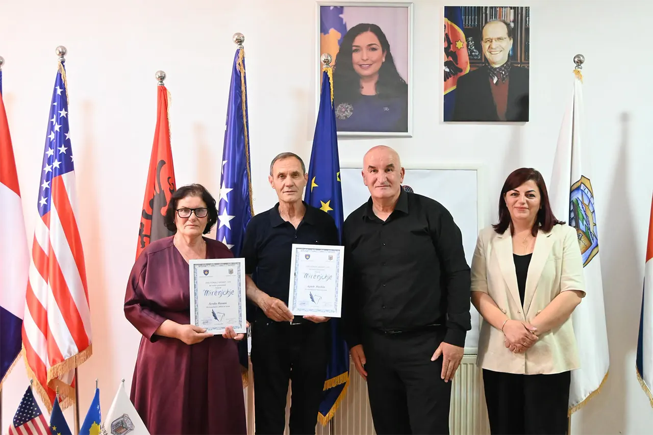 Kryetari i Vitisë nderoi me mirënjohje mësimdhënësit Sevdie Hasani dhe Agush Haxhiu