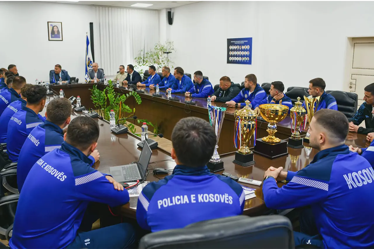 Drejtori i Përgjithshëm i Policisë së Kosovës, kolonel Gazmend Hoxha, priti në takim ekipin e futbollit të Policisë së Kosovës
