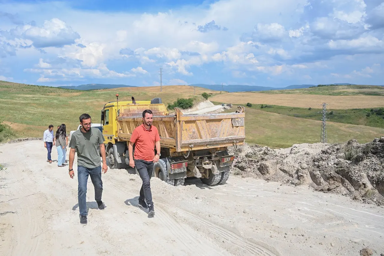 I pari i Kamenicës sheh nga afër punët që po bëhen në realizimin e dy projekteve në Koretin