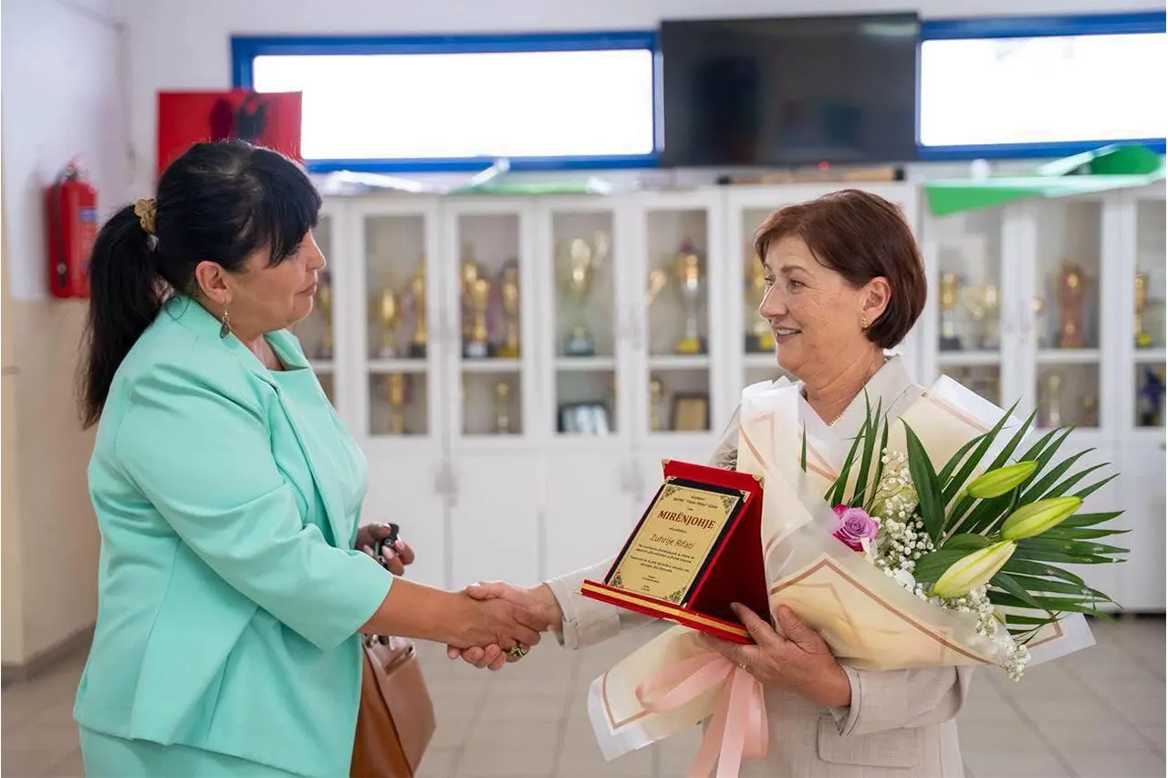 Pensionohet Zuhrije Rifati mësimdhënëse në SHFMU “Thimi Mitko”