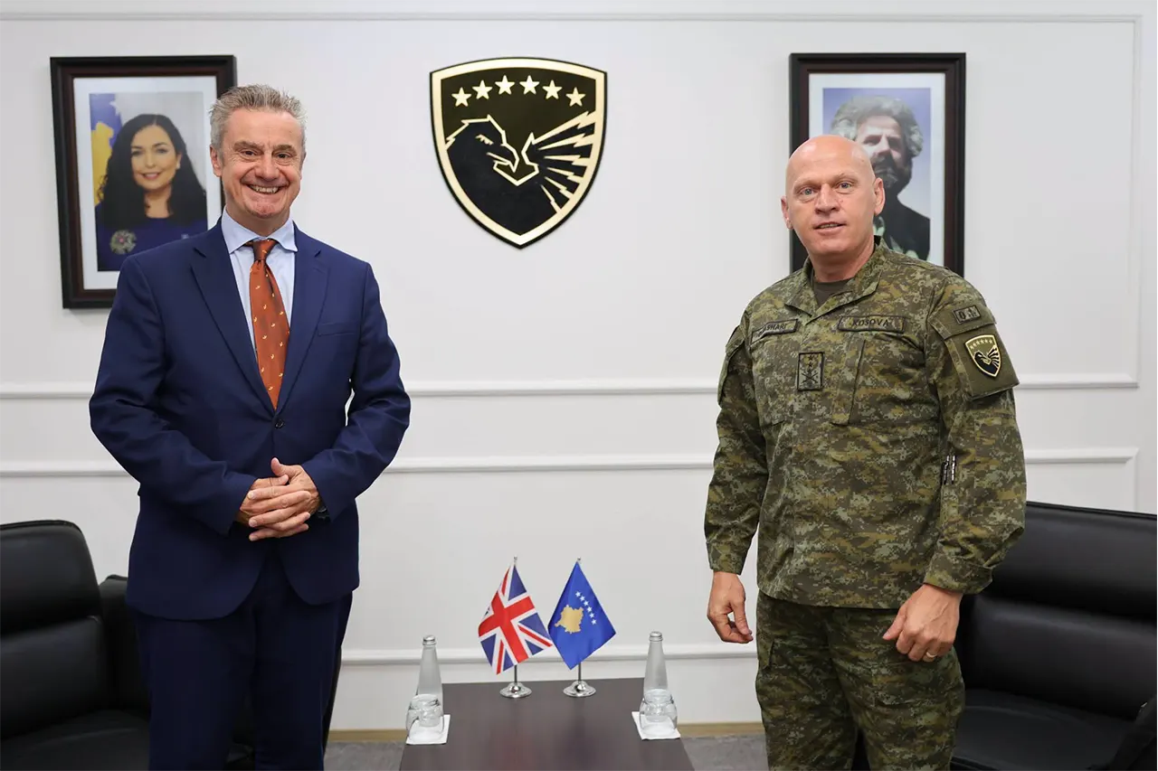 Komandanti i FSK-së mirëpret delegacionin britanik të udhëhequr nga ambasadori britanik në Kosovë