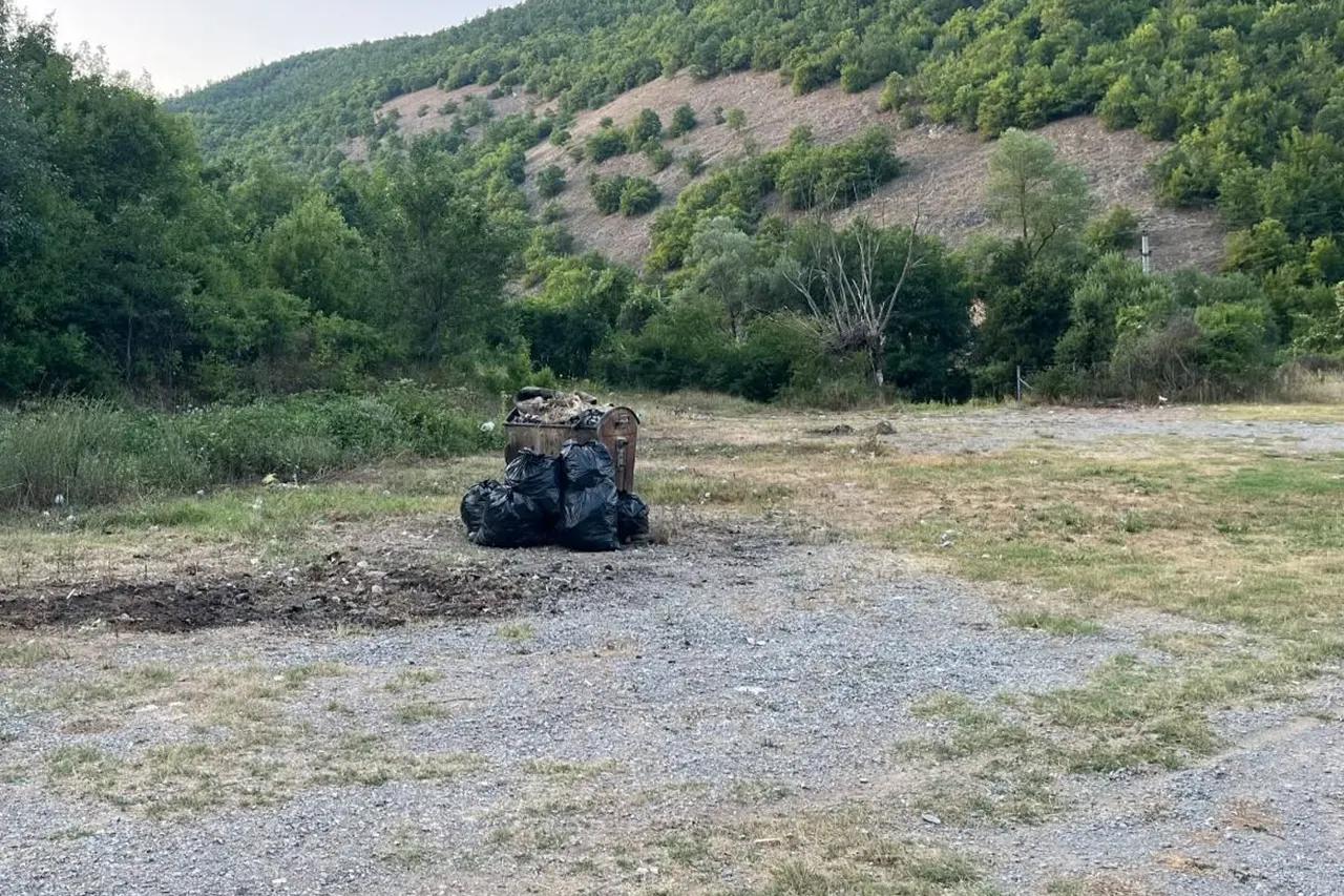 Kuvendari Fadil Ademi mblodhi mbeturinat te Kalaja e Pogragjës nga ku përçoi porosinë ta ruajmë ambientin të pastër!