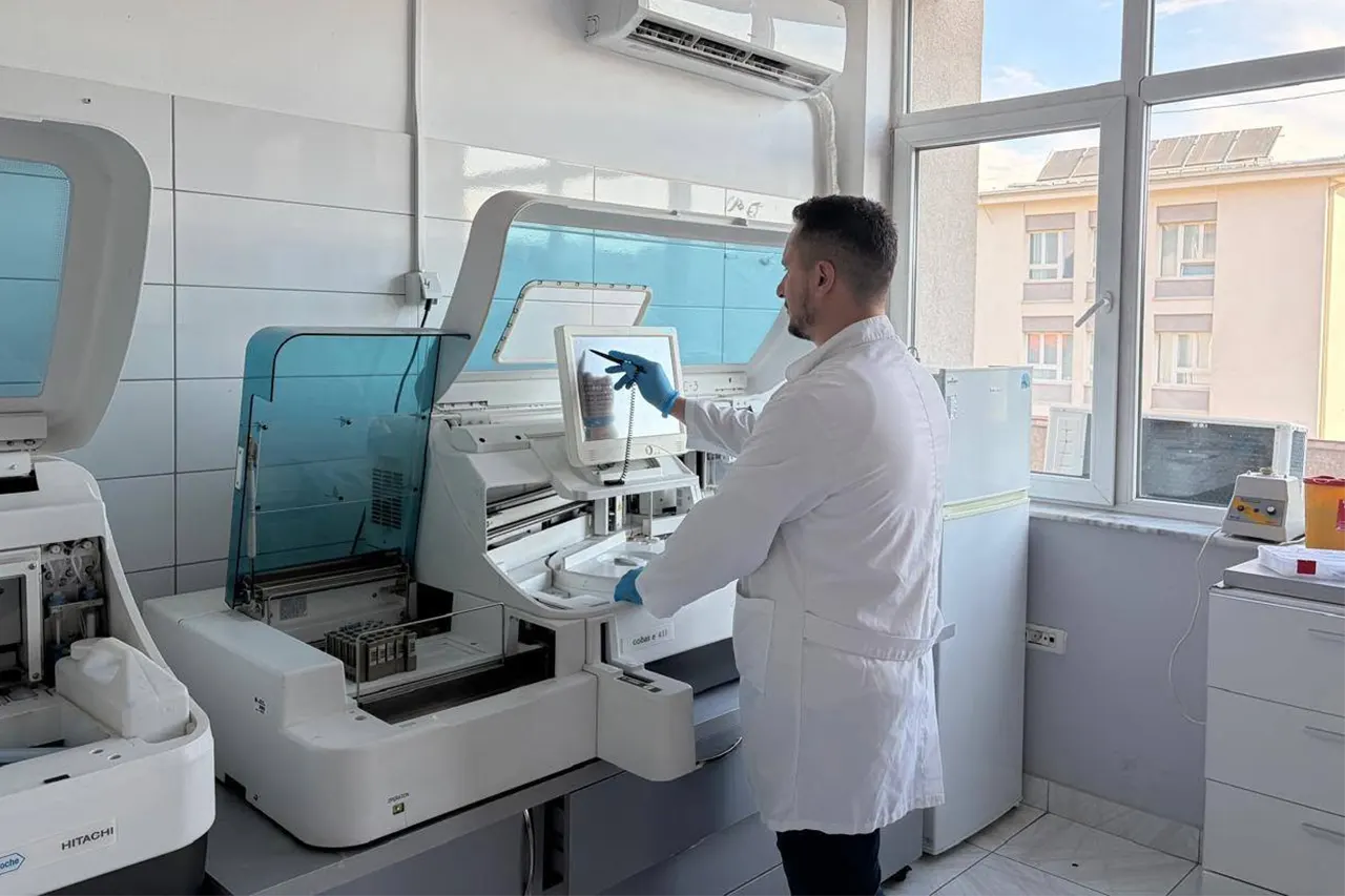 Brenda ditës përpunohen mostrat biologjike të rreth 100–150 pacientëve ambulantorë dhe 400–550 pacientëve të hospitalizuar