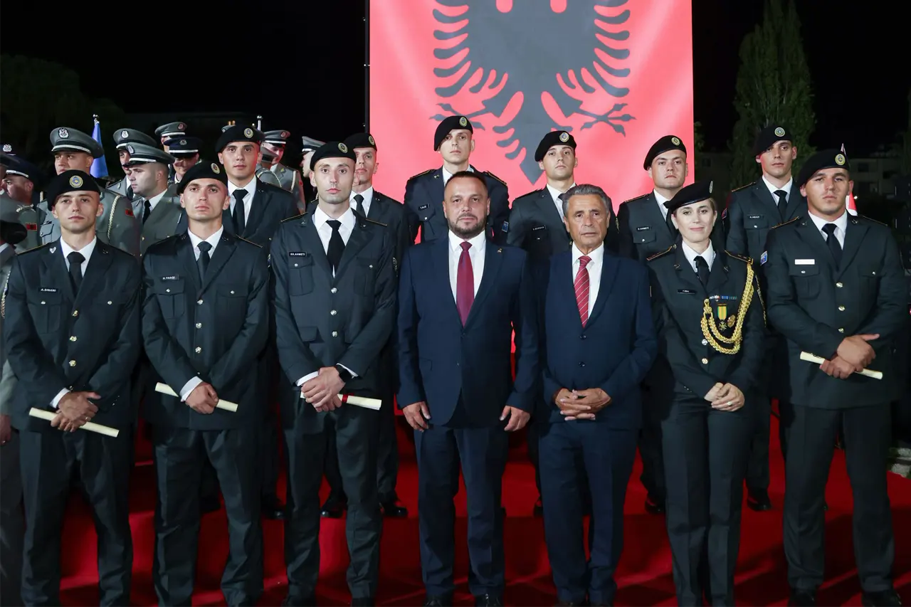 Dhjetë oficerë të FSK-së diplomojnë në Akademinë e Forcave të Armatosura të Republikës së Shqipërisë