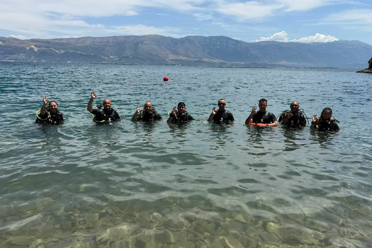 Pjesëtarë të FSK-së përfundojnë me sukses trajnimin e zhytjes në Republikën e Shqipërisë