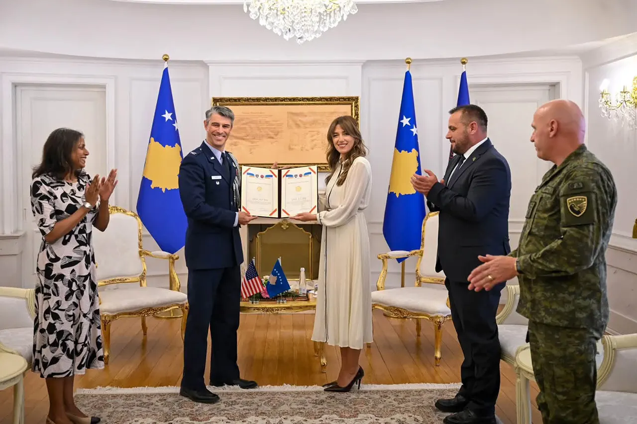 U.D. Presidentja Haxhiu dekoroi me Medaljen Presidenciale Ushtarake Kolonelin A. J. Berg