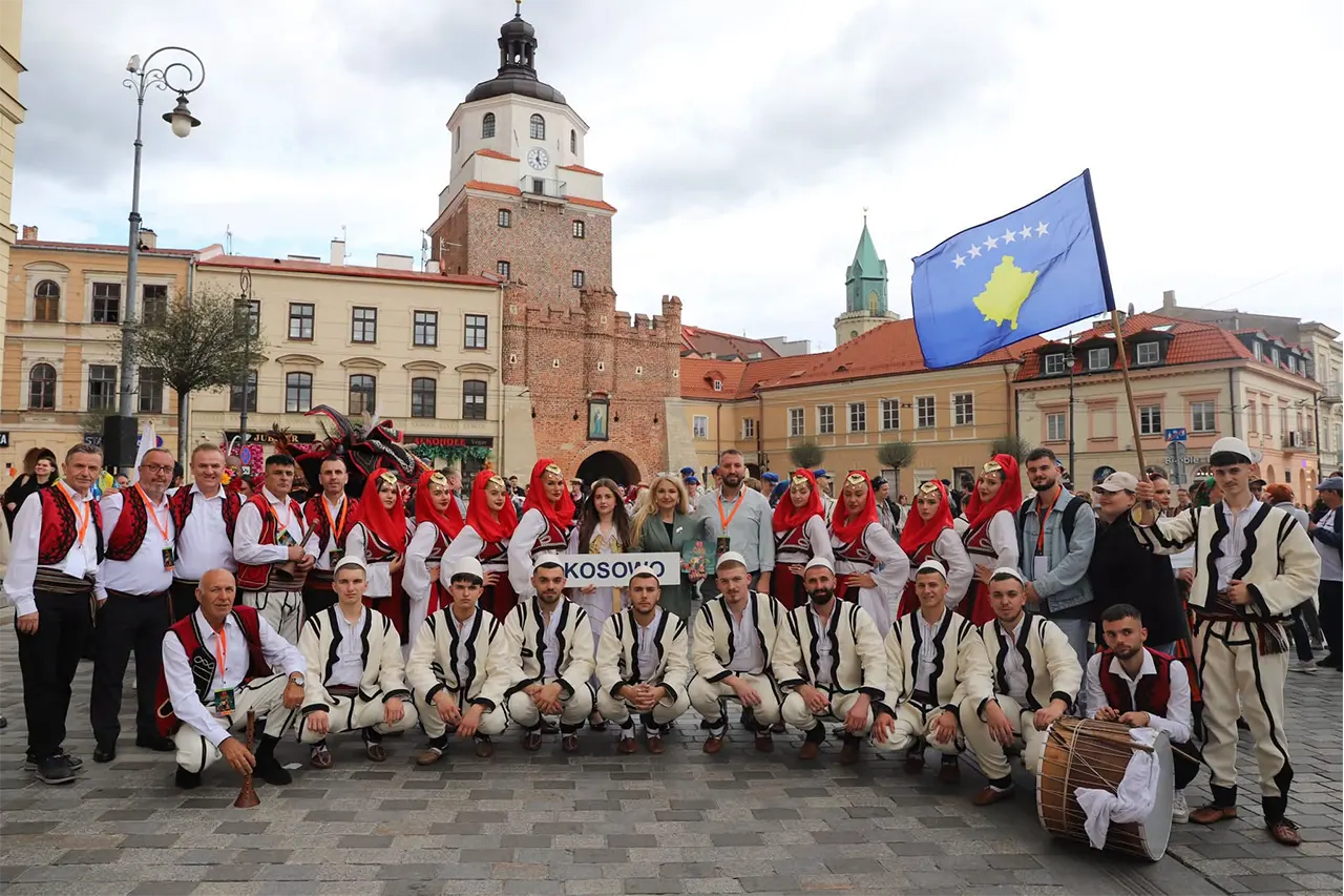 Ansambli i Këngëve dhe Valleve “Kemajl Azizi” po përfaqëson Kosovën në Festivalin Ndërkombëtar të Folklorit në Poloni