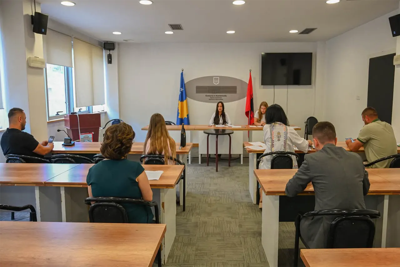 Komiteti për Politikë dhe Financa në Kamenicë miraton shumicën e pikave të rendit të ditës