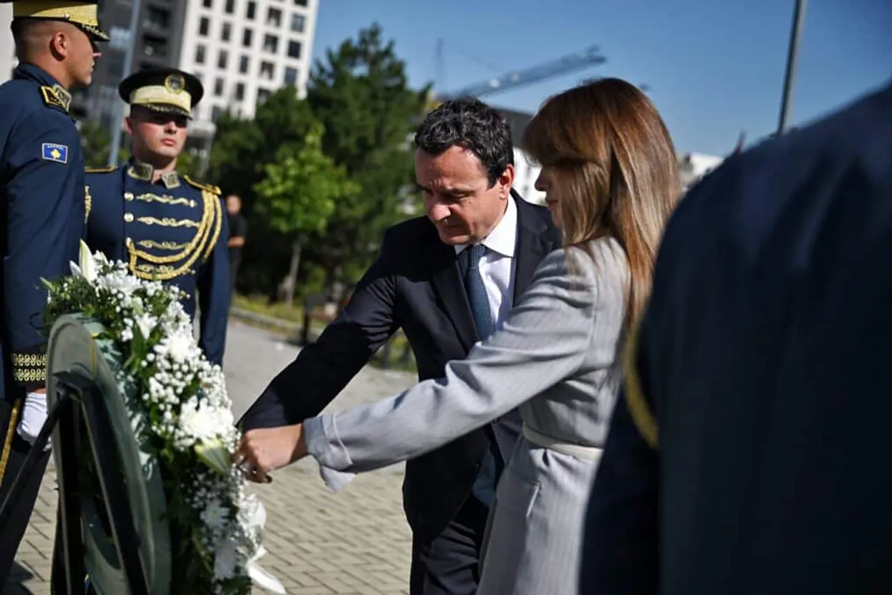 Kryeministri në detyrë Kurti bëri homazhe te varri i intelektualit dhe veprimtarit Adem Demaçi