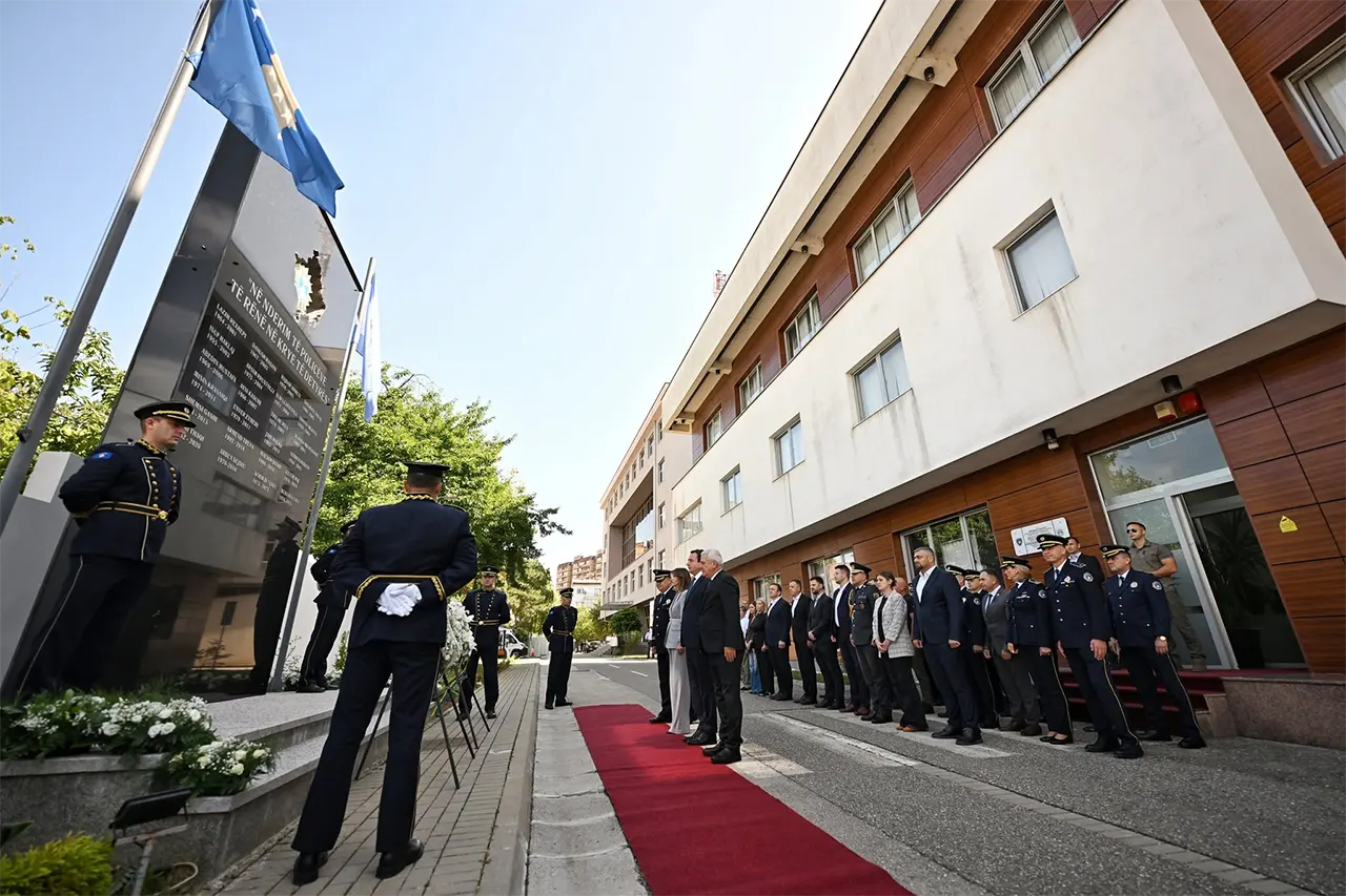 Kryeministri në detyrë Kurti bëri homazhe te lapidari i zyrtarëve policorë të rënë në krye të detyrës