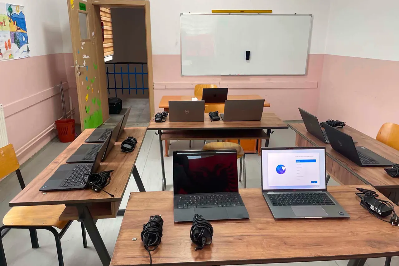 Shkolla “Liria” në Pogragjë përfiton 10 laptopë falë mbështetjes së Celonis Labs GmbH, Gjermani