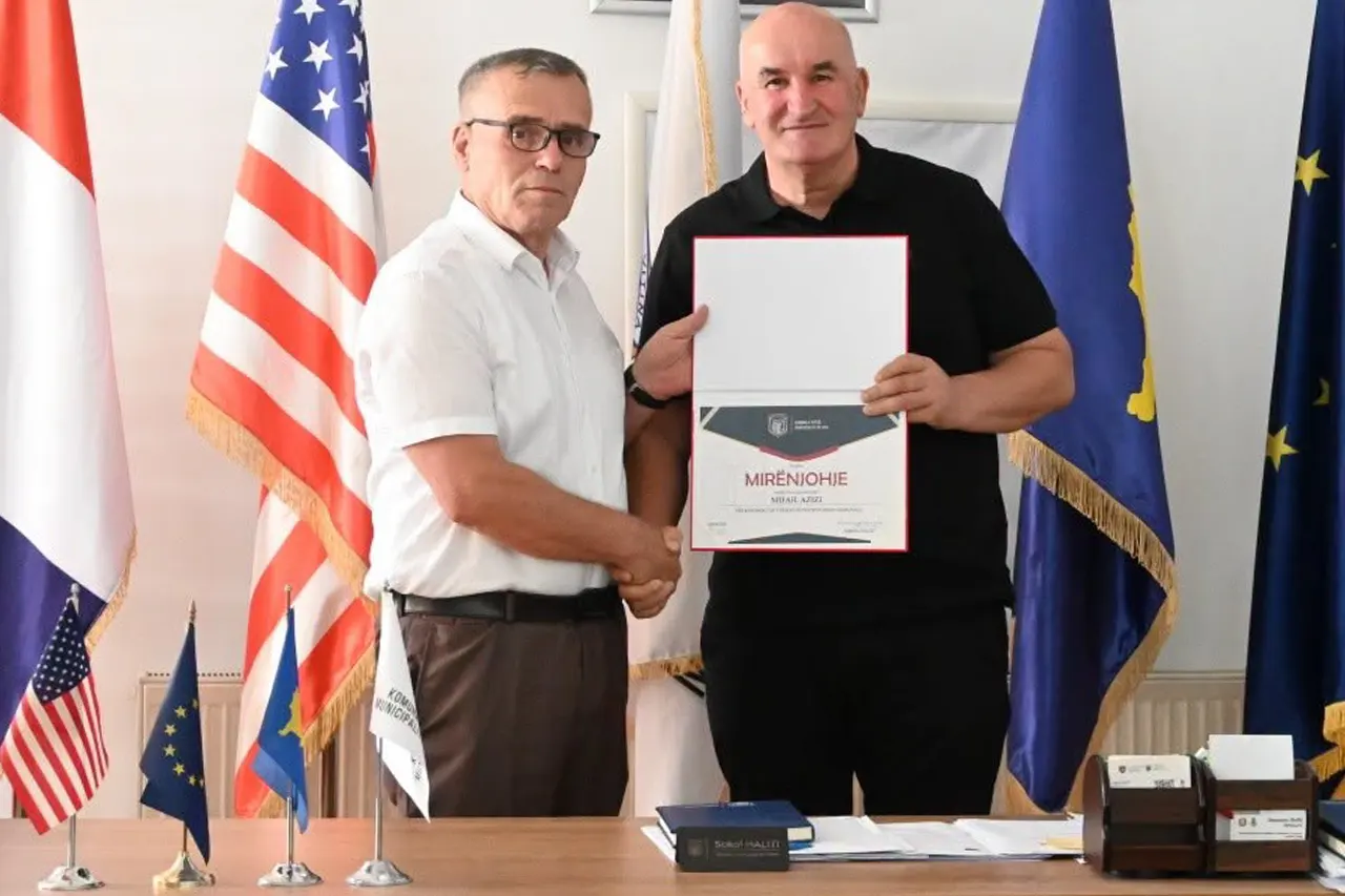 Mifail Azizi pensionohet, nderohet me mirënjohje nga kryetari Haliti