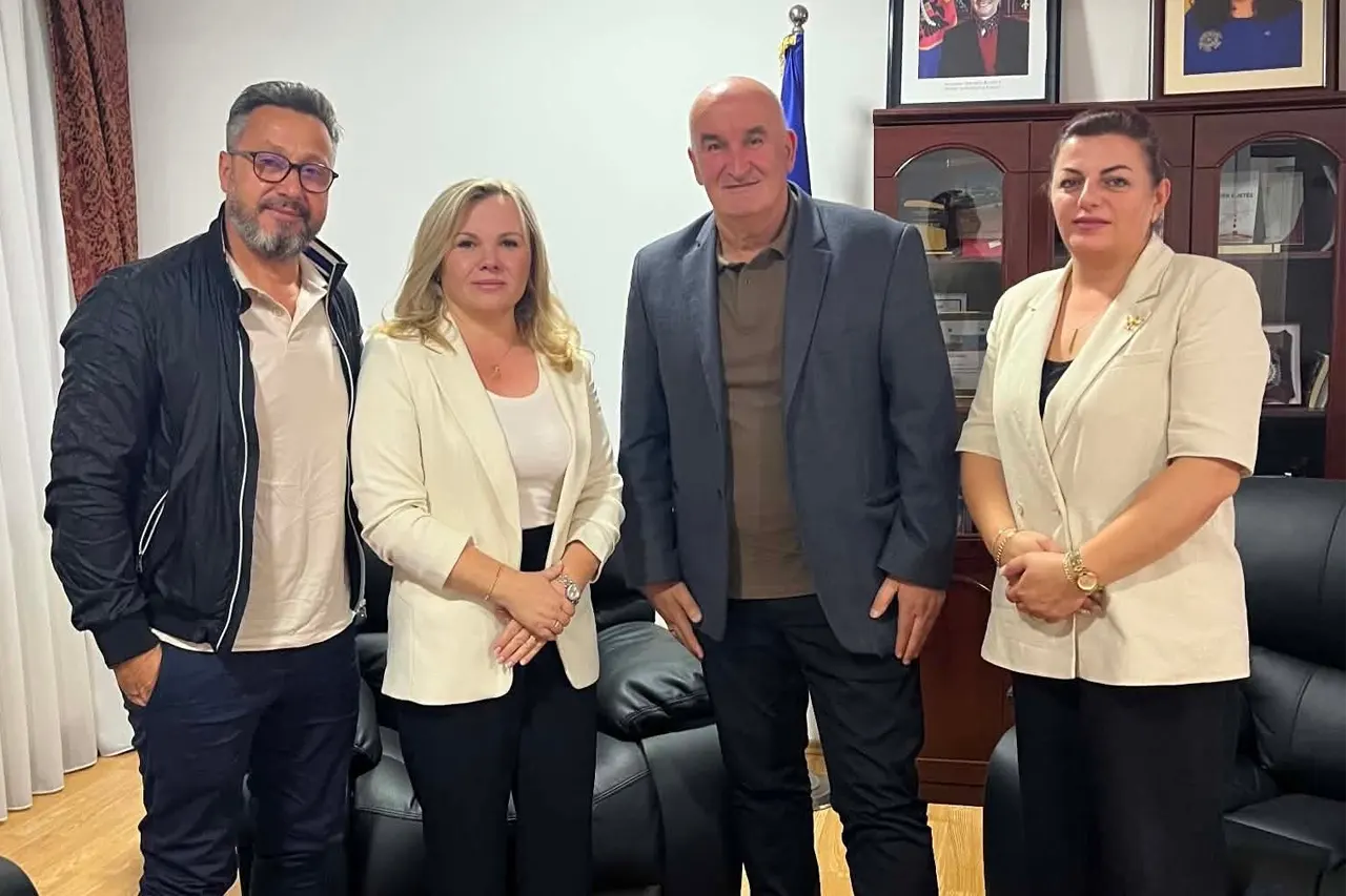 Kryetari i Vitisë Sokol Haliti priti në takim këshilltaren komunale nga Saint-Julien-en-Genevois, Minavere Bislimi